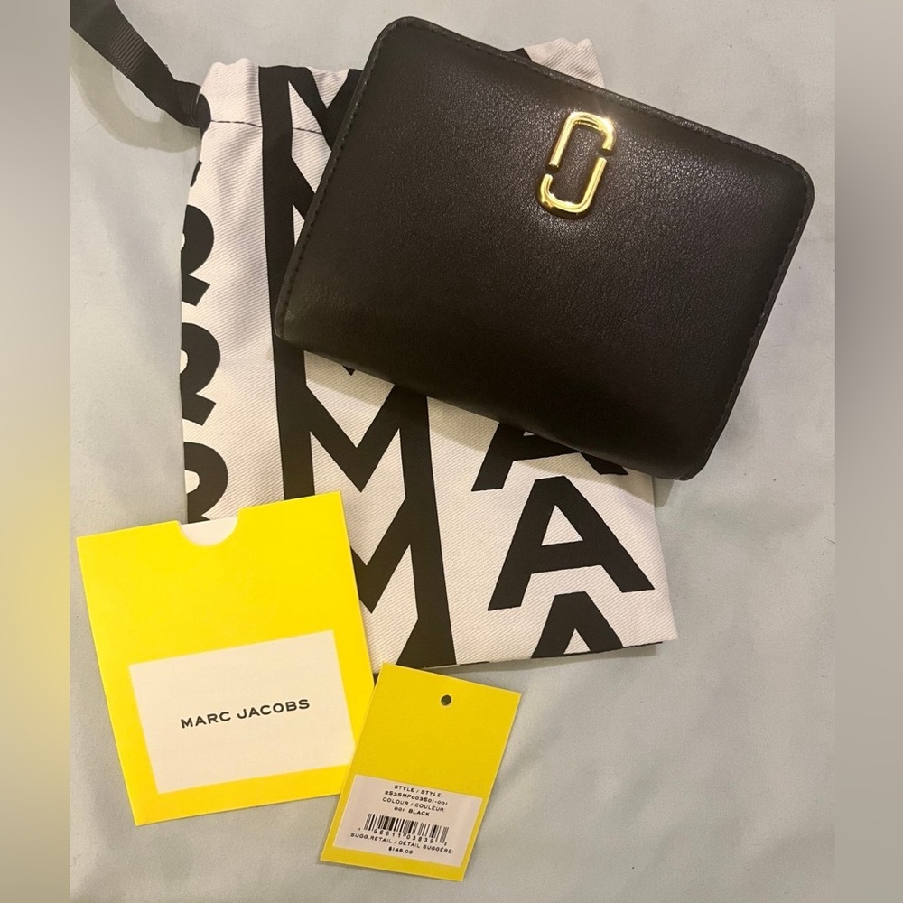 New MK wallet small. Brand new with tags (detached). Excellent condition.